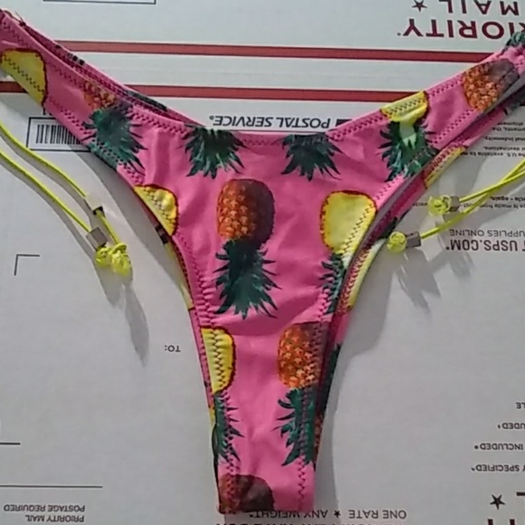 Bikini - Picture 4 of 7